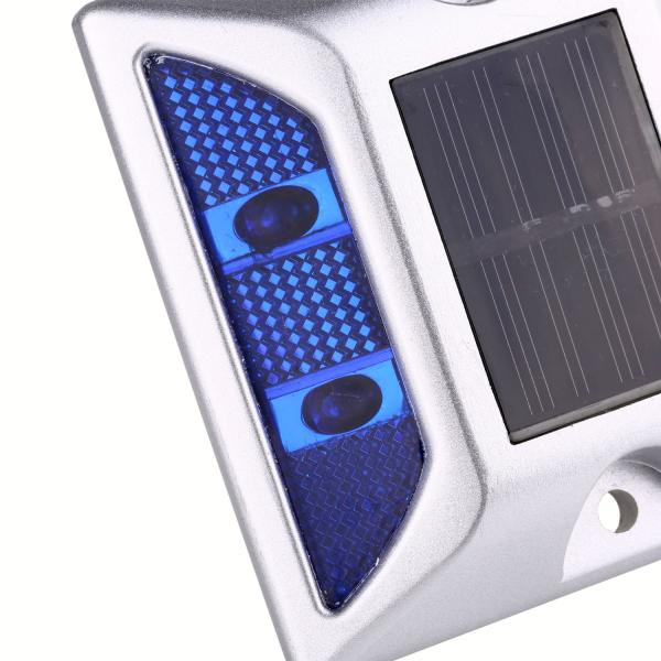 Solar Charging Aluminum 800 Meters 115mm Blue Reflectors On Highway