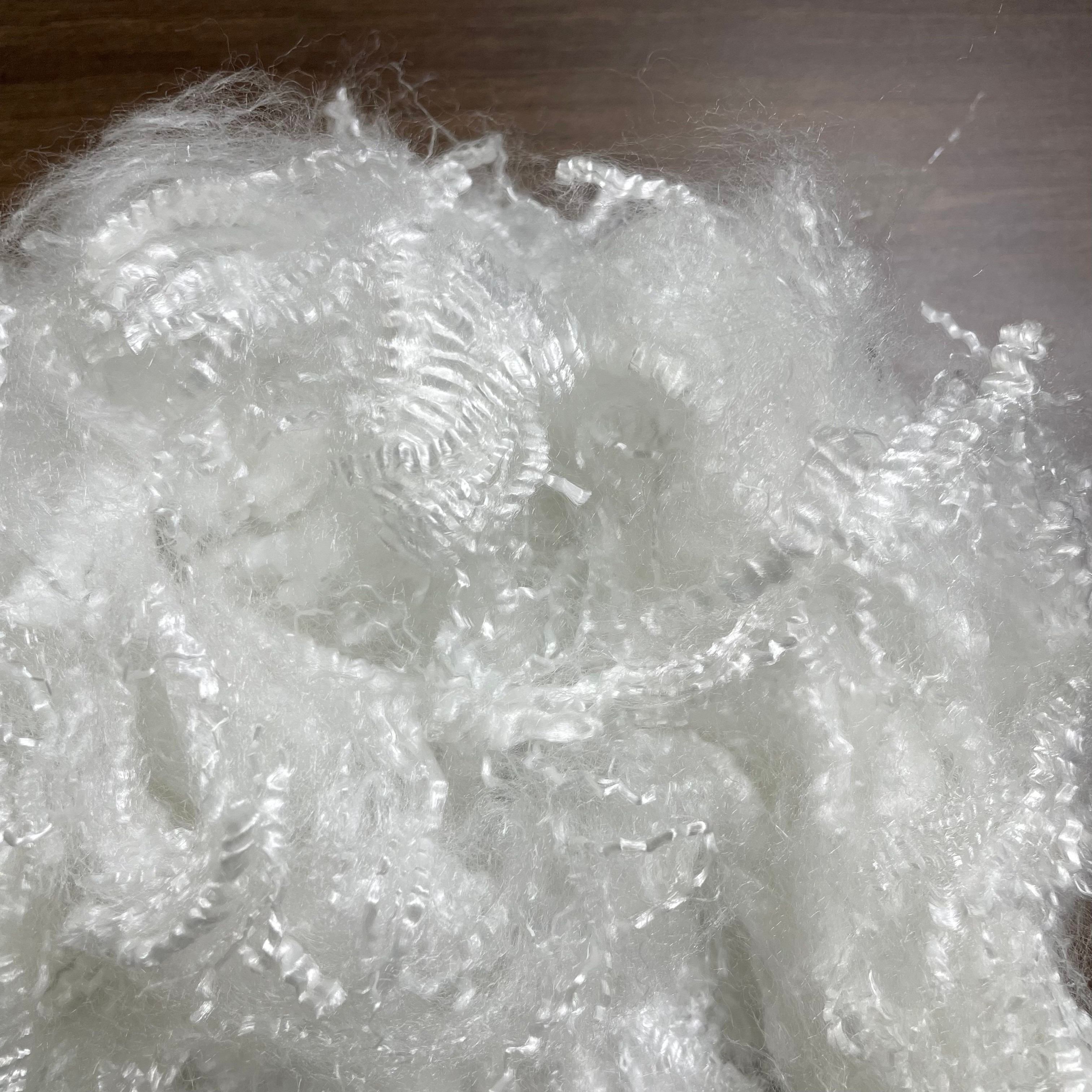 Only 40% of the dosage is needed for low melting point and enhanced hardness. It can be used for bonding clothing, bags and other scenes without the need for glue.