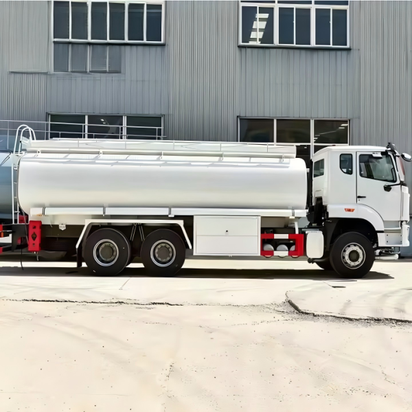 HOWO 6X4 371HP 20000L Fuel Tanker Truck / Fuel Delivery Truck Logo Custom