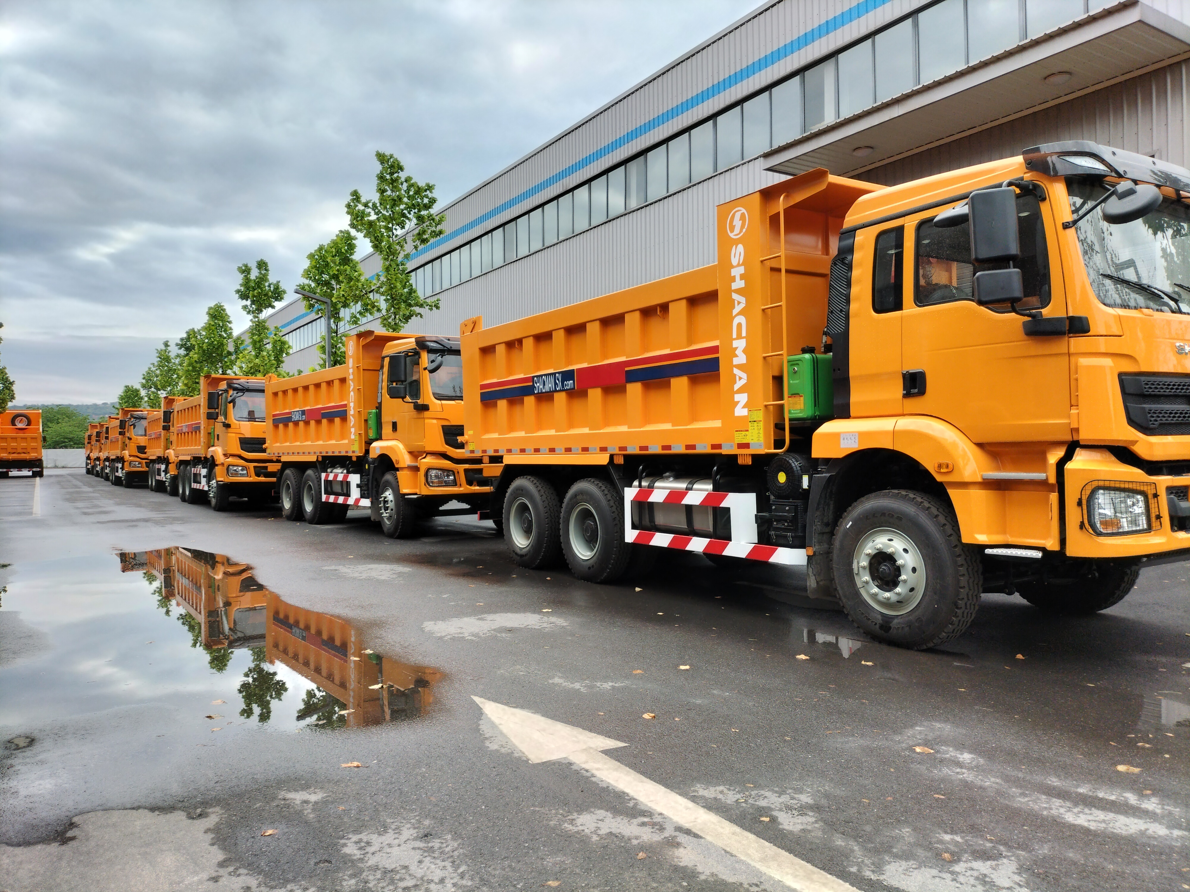 SHACMAN H3000 6X4 400HP Economical Dump Truck Low Maintenance 400L Aluminum Tank