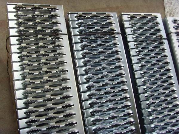 High Strength Non Skid Metal Plate / Crocodile Mouth Checkered Plate for Flooring