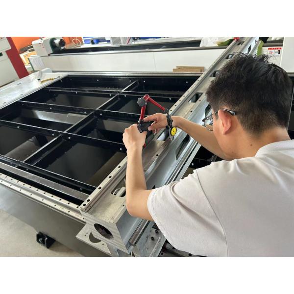 Raytools Laser Head Metal Stainless Steel Tube and Iron Sheet Automatic Closed Fiber Laser Cutting Machine