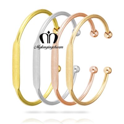 Das mulheres ajustáveis do punho de 55MM os braceletes gravados