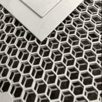 Revestimiento metálico de malla de aluminio perforado hexagonal decorativo