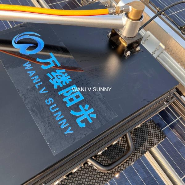 L'équipement de nettoyage des panneaux solaires pour les fermes photovoltaïques