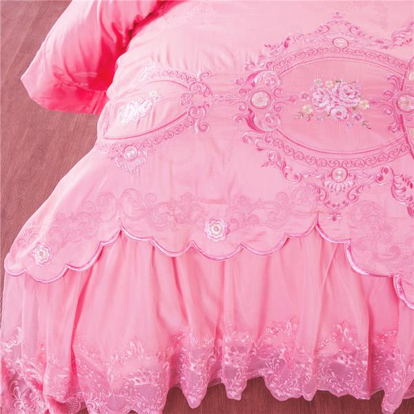 Un ensemble de lit de mariage de luxe en quatre pièces avec couette imprimée et feuille de couette 100% coton