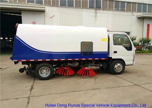 ISUZU 600P Airport Runway Street Sweeper Vehicle With Cleaning Brushes Water Spraying