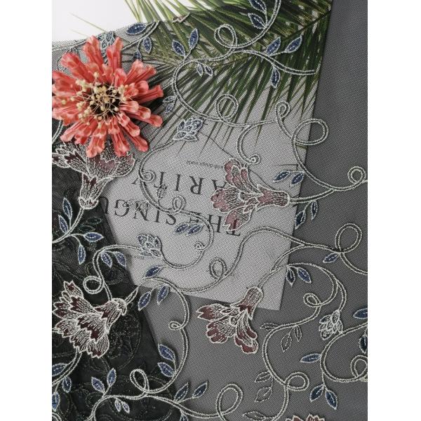 Женщина одевает флористическую вышитую ткань шнурка для дамы Одежды