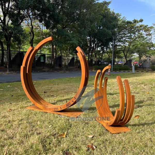 Sculptures ARC : Élégance en acier Corten à petite échelle pour jardin et bureau