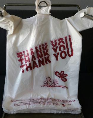 As camisas de T realizam-se agradecem-lhe ensacam 11,5” X 6,25 X 21”, cor preta, material do HDPE