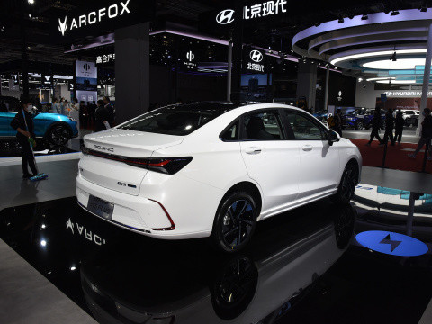 PEKÍN EU5 Coche eléctrico compacto de 4 puertas y 5 asientos