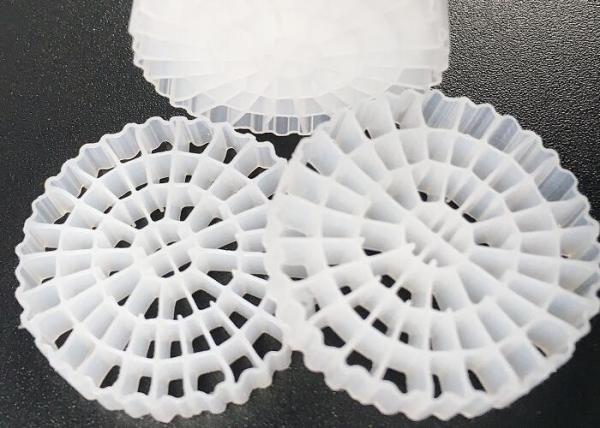 K3 Kaldnes Mbbrの浮遊球生物フィルター媒体のHdpe 25*4mmの白色