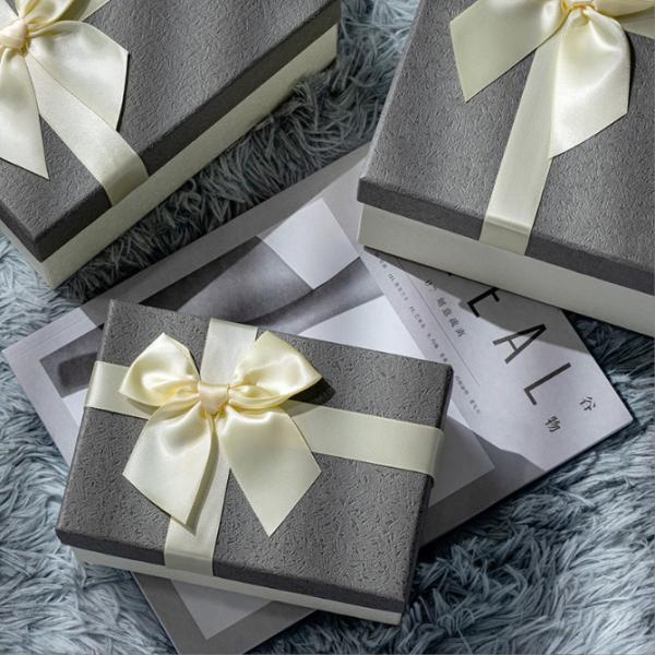 Envasado de caja de regalo de gama alta Tamaño personalizable para el Día de San Valentín Día de la Madre Decoración de arco blanco negro Caja de regalo