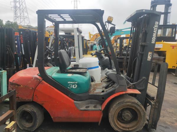                  Good Condition Triplex Stage with Side Shifter 3ton Fd30t-16fd30t-17 Komatsu Used Forklift on Promotion             