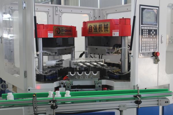 Une machine de moulage par injection à très haut débit et capable de produire une gamme assez diversifiée de bouteilles.