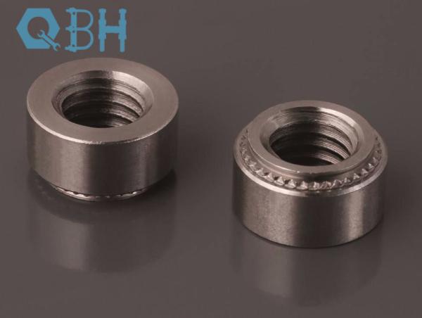 Noix de rivets autocollante de type S