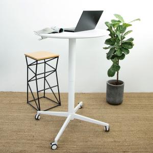 Uma mesa ajustável de alumínio moldada do computador da altura do pé