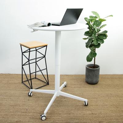 Uma mesa ajustável de alumínio moldada do computador da altura do pé