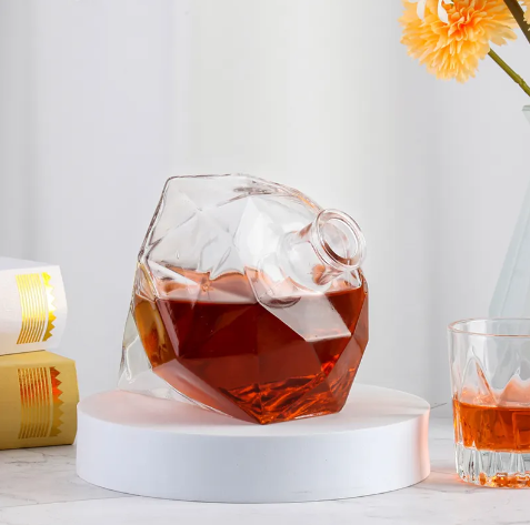 ODM 500ml 1000ml Стеклянная кристаллическая алмазная бутылка с водой для бренди