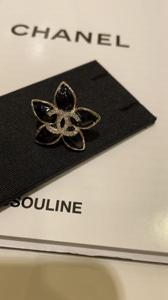 Black Enamel Floral Brooch Copper Luxury Brooch Anti Allergy Lightweight