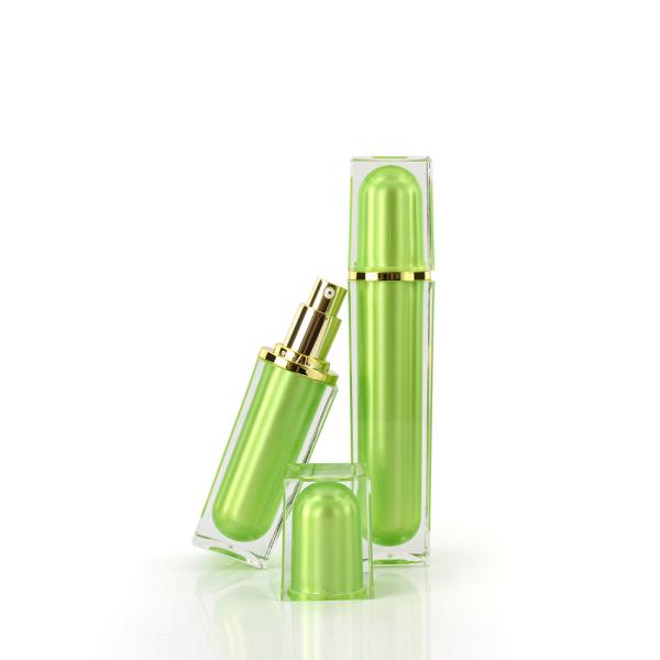 Un bocal acrylique à double paroi populaire avec un couvercle à vis.