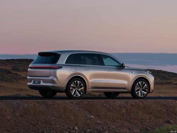 LI XIANG L8 Auto Large Luxury PHEV SUV  6 Seater Pure Electric Range 1315 Kilometers