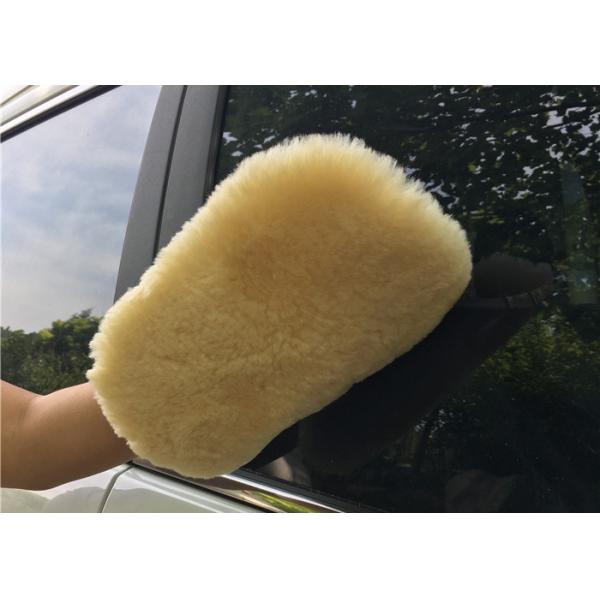 Escoja extraordinariamente densamente la superficie apacible de pulido del mitón del coche echado a un lado sin marcas que se lavan