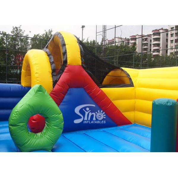 Гигант мира моря н на открытом воздухе ребенк взрослый взбираясь раздувной город потехи с скольжением тоннеля для детей и взрослых