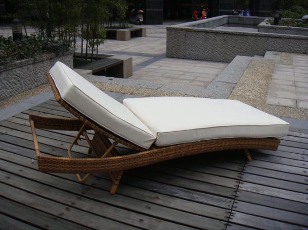 Patio PE Rattan Lounge Chair , Modern Comfortable Chaise Lounge