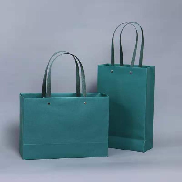 Logotipo personalizado Bolso de papel regalo de lujo negro con mango con impresión flexo