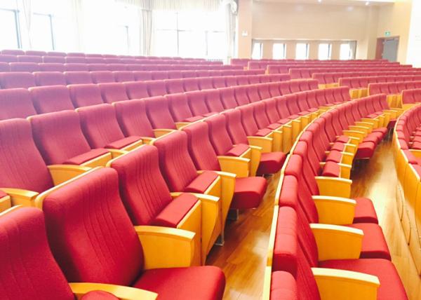 O auditório de dobramento comercial da igreja preside com tabela de escrita