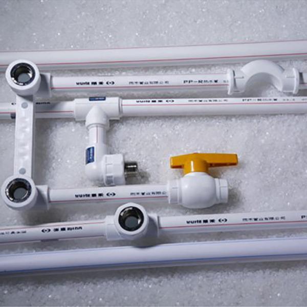 Máquina de extrusión de plástico para tubos de PVC de alta productividad en una planta de fabricación