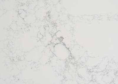 As bancadas brancas e cinzentas de quartzo que lustram o homem fizeram a quartzo Worktop de pedra