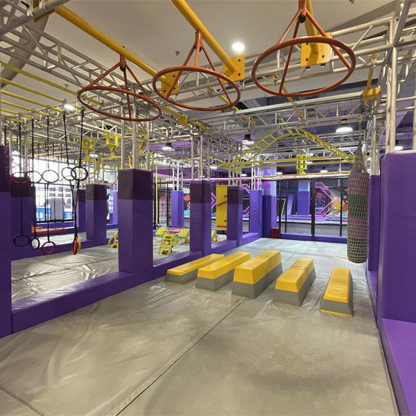 Terrain de jeux intérieur d'athlétisme ninja avec un trou de balle et une zone de jeu