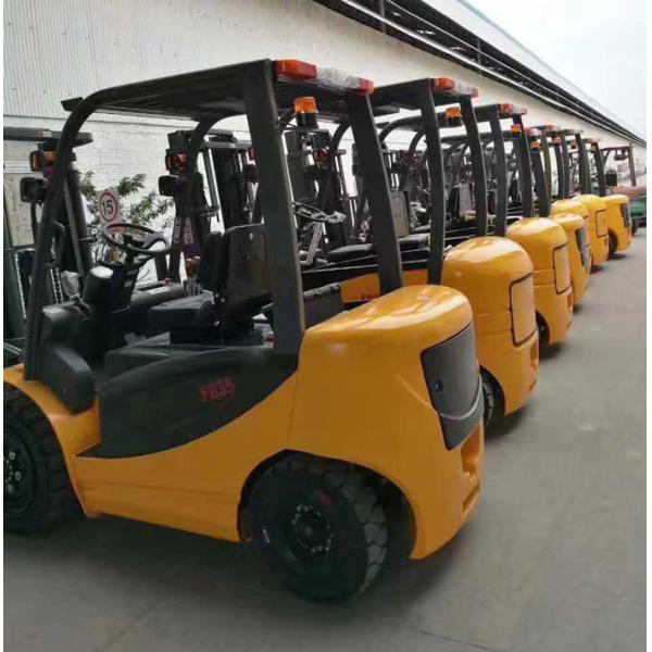 Camión de elevación industrial amarillo, carretilla elevadora con pilas con el cilindro de elevación dos