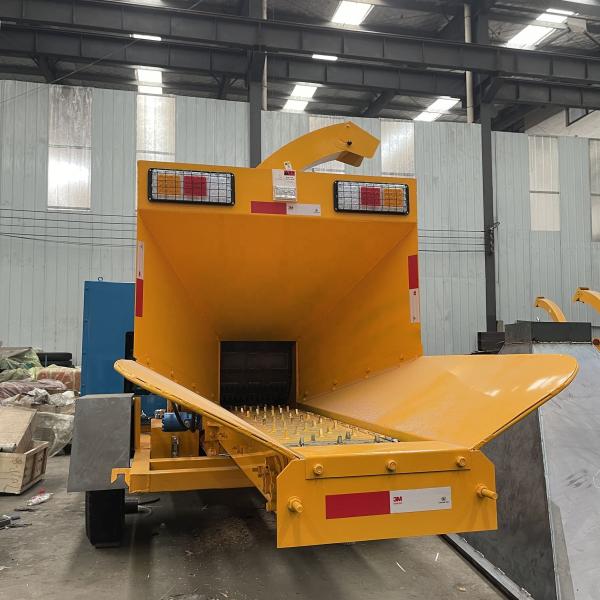 Crush Biomass Waste Wood with 102/110hp Turbo Diesel Engine Tree Grinder Wood Chipper