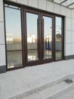 Porte pivotante en aluminium sur mesure isolation acoustique résistant aux intempéries
