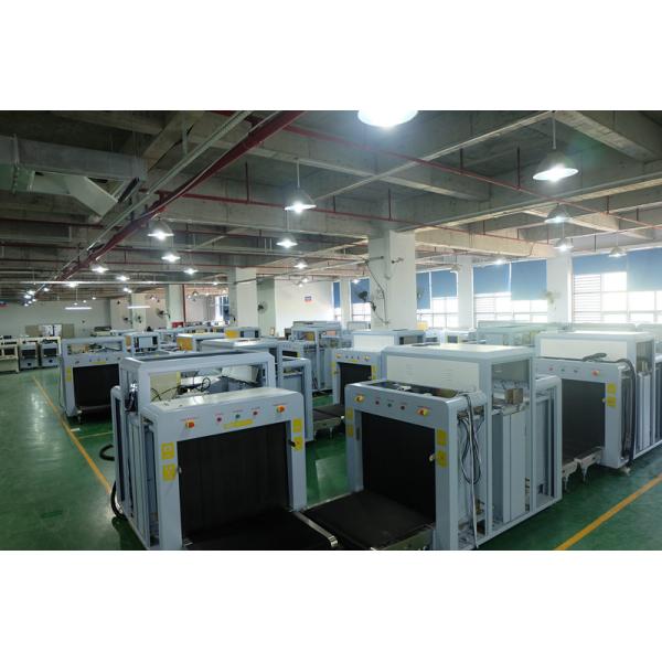 Ручной клад полиции и блок развертки рентгеновского снимка осмотра АТ5030К пакета