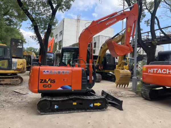 Excavatrice Hitachi ZX60 6T d'occasion pour la construction et l'aménagement paysager