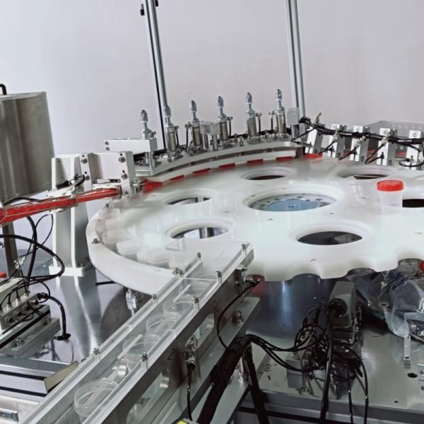 Machine de visage et d'emballage de tasses de collecte d'urine avec fonctionnement efficace à haute performance Servo entraîné