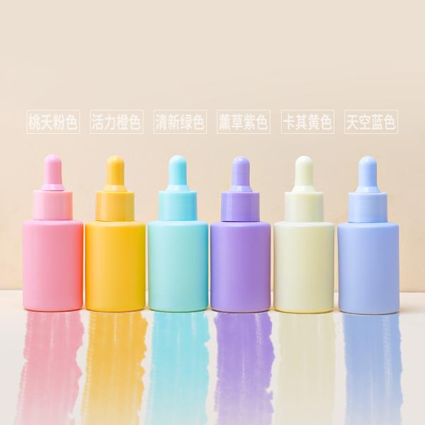 Os azul-céu colorem o conta-gotas de vidro do soro engarrafam o óleo de cabelo que empacota 30ml