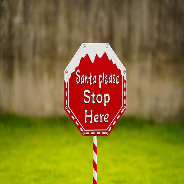 Стоп Санта металла здесь подписывает оформление рождества множественного металла на открытом воздухе