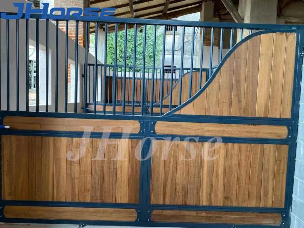 Bamboo Pine Internal Black Powder Coated Metal Horse Stable Stall With Swing Door