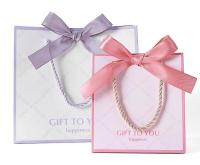 Sac cadeau en papier laminé mat avec poignée en corde pour cadeaux de boutique