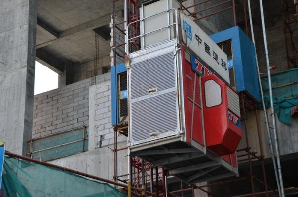 1.6 toneladas/caixa de mercadorias elevadores/elevadores para passageiros com cotrol VFD/mastro galvanizado a quente e elevadores personalizados para gaiolas