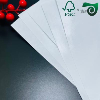 Des rouleaux de papier kraft vierges blancs de 24 à 35 pouces disponibles en 150 gm 170 gm 190 gm Idéal pour la production de sacs en papier