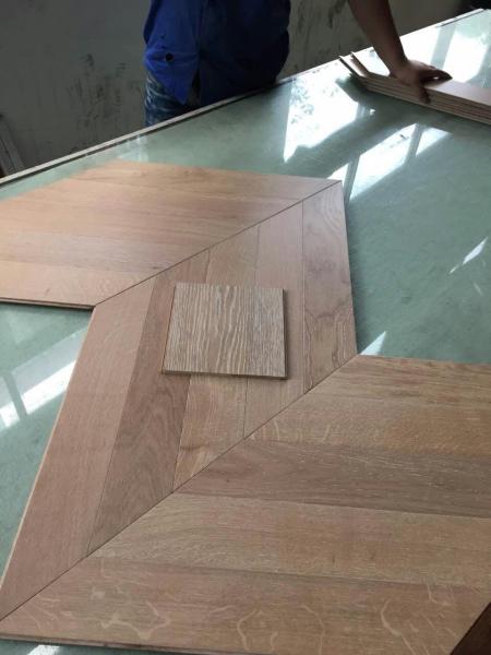 Suelo del mosaico de madera de Chervon, mosaico de madera del chervon del roble; chervon en el suelo dirigido roble del entarimado