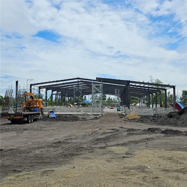 Grand entrepôt à structure métallique en acier avec fenêtres en alliage d'aluminium