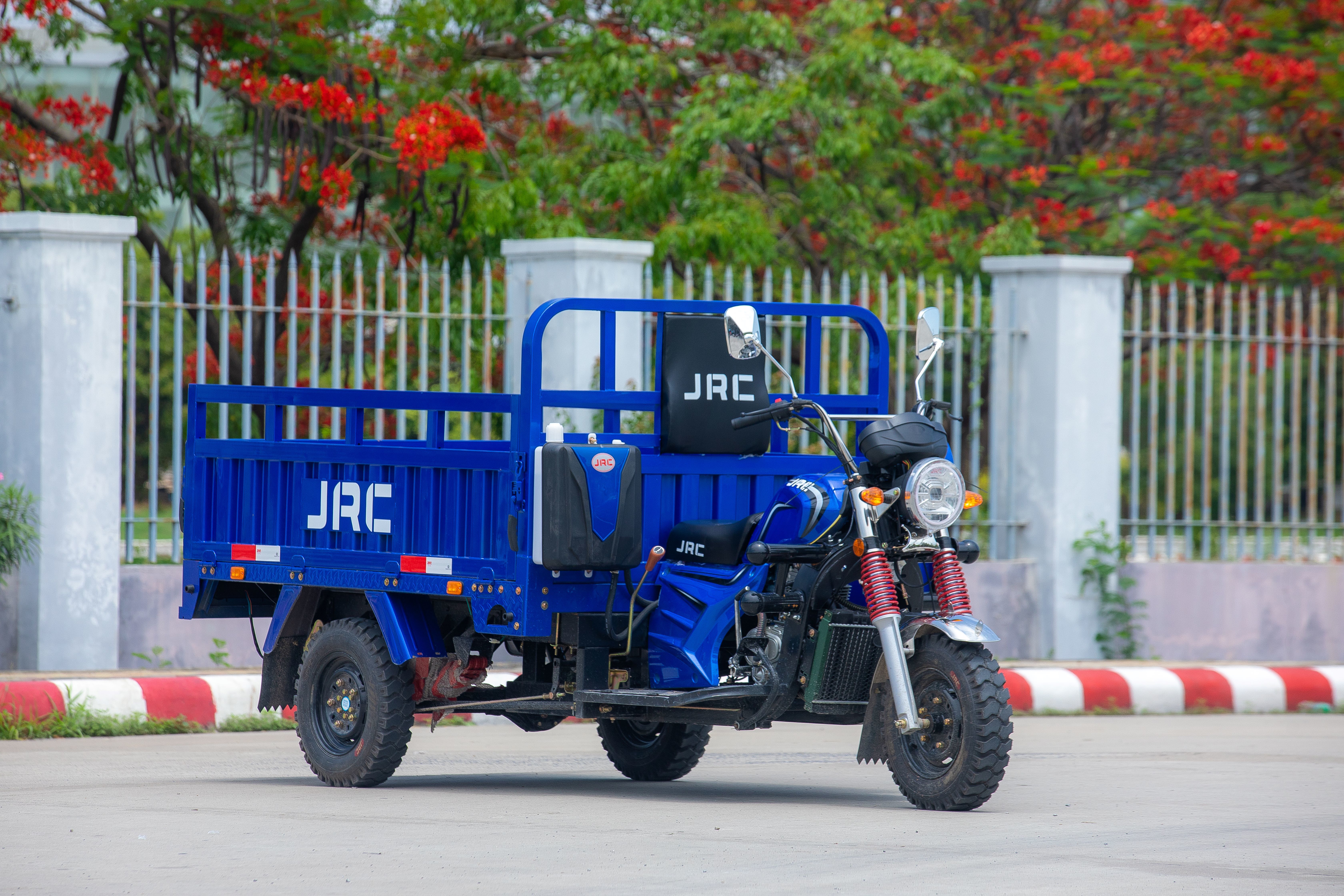JRC-150 Cargo Tricycle with 300 Kg Load Capacity, 60 Km/h Speed & Reinforced Steel Cargo Bed