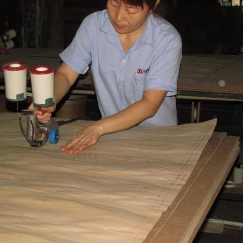 O Mdf natural da fantasia do folheado da madeira de carvalho vermelho/grão reta do cartão para o armário almofada o comprimento de 2440/2745/3050mm